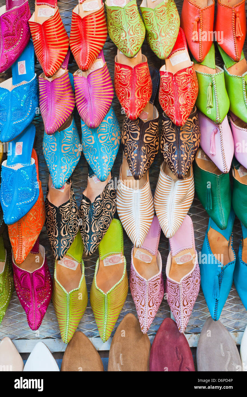 Bunte Babouche zum Verkauf in Thesouks in der alten Medina, Place Djemaa El Fna, Marrakesch, Marokko, Nordafrika, Afrika Stockfoto