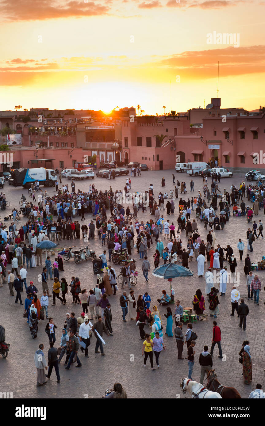 Blick über Menschen in den Platz Djemaa el Fna bei Sonnenuntergang, Marrakesch, Marokko, Nordafrika, Afrika Stockfoto