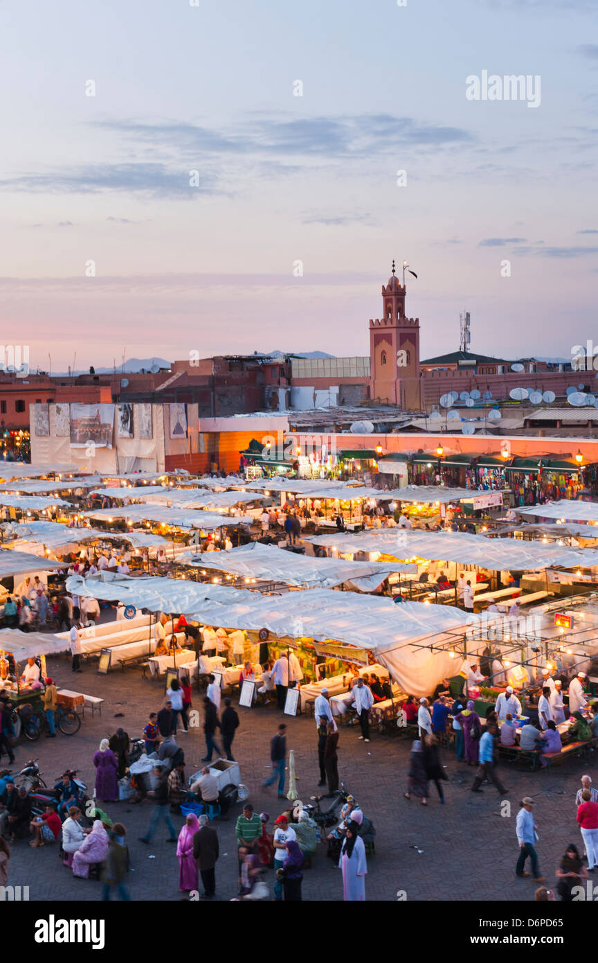 Blick auf den Platz Djemaa el Fna am Abend, Marrakesch, Marokko, Nordafrika, Afrika Stockfoto