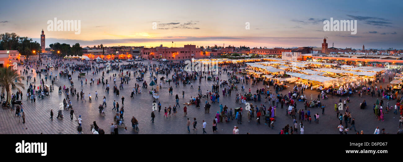 Stände mit Essen, der Menschen und der Koutoubia-Moschee bei Sonnenuntergang, Platz Djemaa el Fna, Marrakesch, Marokko, Nordafrika, Afrika Stockfoto