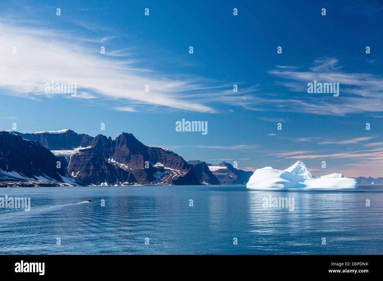 Riesiger Eisberg, Zodiac, Scoresbysund, Nordostgrönland, Polarregionen Stockfoto
