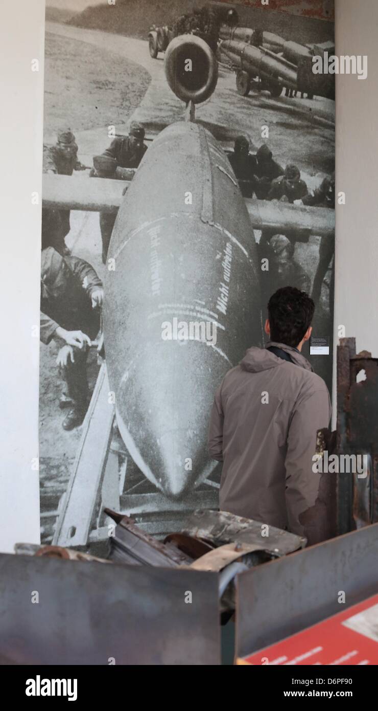 Ein Bild von der NS-Zeit zeigt das Bild einer A4-Rakete auf dem Display im Informationszentrum Peenemünde für Geschichte und Technik in Peenemünde, Deutschland, 15. April 2013. Das Peenemünde Armee-Forschungszentrum war auch der Ort der Forschung und Testprogramm für die V1 und V2-Raketen in den 1930 bis 1940er Jahre und befand sich in Peenemünde von 1936 bis 1945.  Foto: Jens Wolf Stockfoto