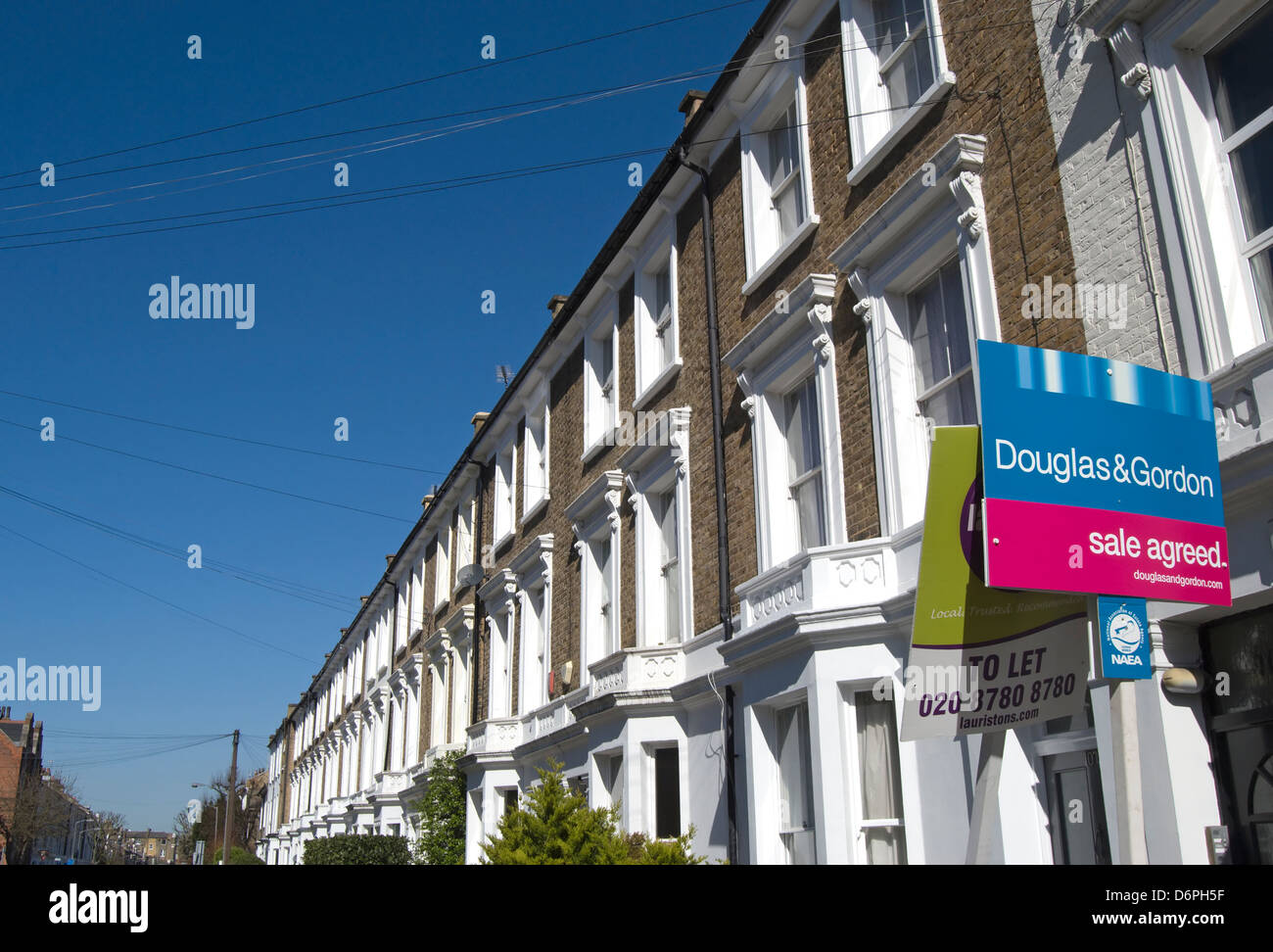 Immobilienmakler-Boards auf einer Straße des 19. Jahrhunderts Reihenhäuser in Wandsworth, Südwesten von London, england Stockfoto