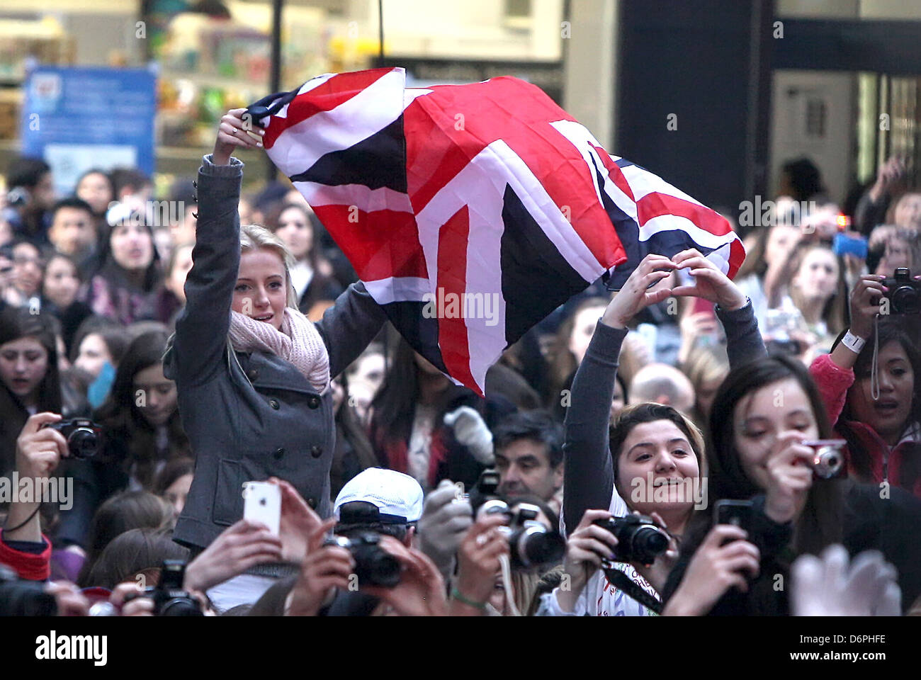 Eine Richtung-Fans mit einem Union Jack-Flagge führt eine Richtung auf "Heute" im Rahmen der Konzertreihe Toyota am Rockefeller Stockfoto