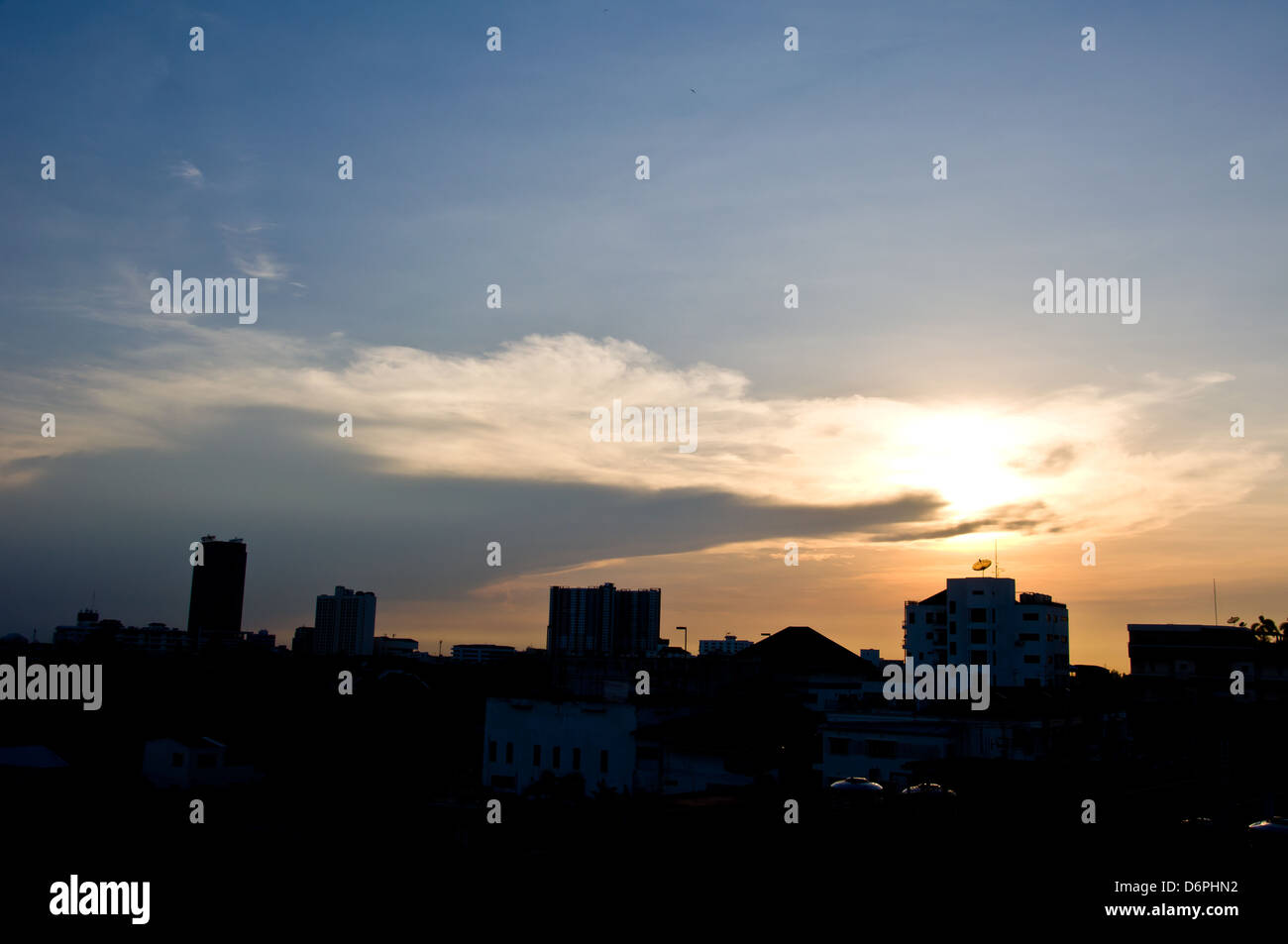 Silhouette des Gebäudes vor Sonnenuntergang Stockfoto