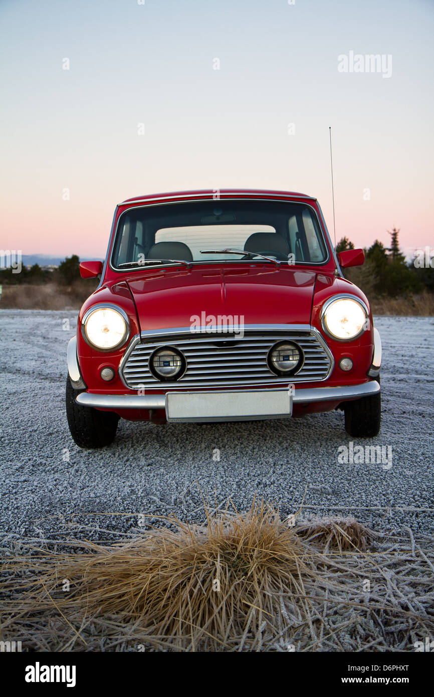 Vor einem Classic Red Mini (1990) in einem kalten Wintertag. Alle Logos wurden entfernt. Stockfoto
