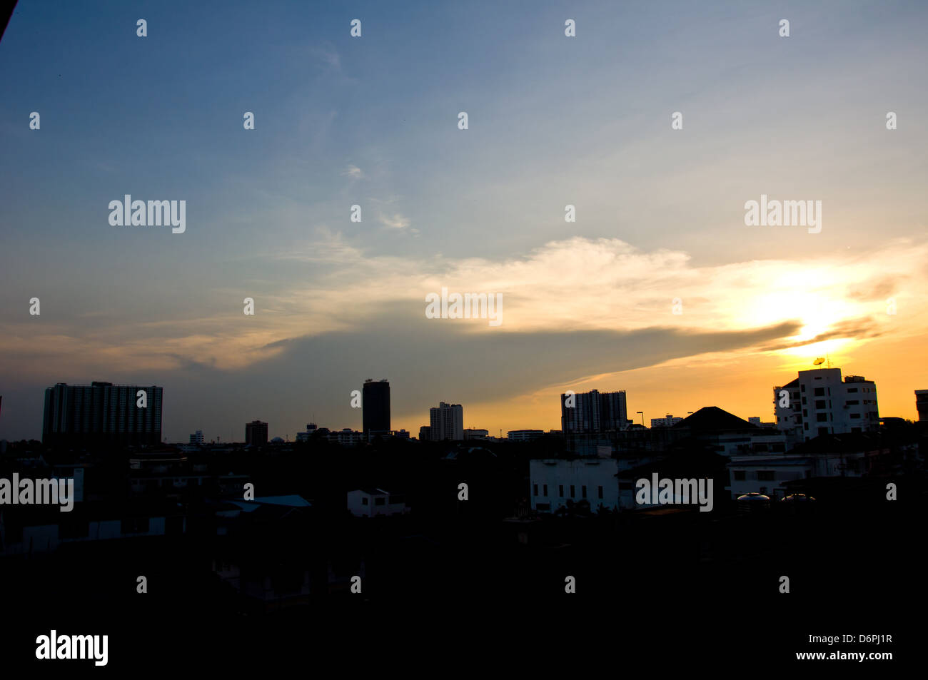 Silhouette des Gebäudes vor Sonnenuntergang Stockfoto