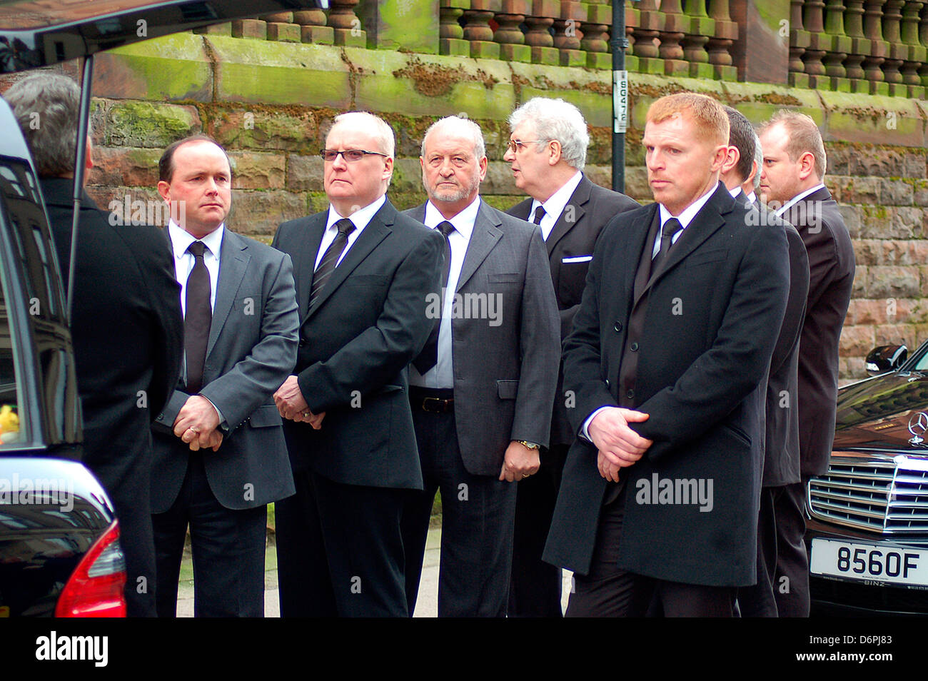 Keltische Manager Neil Lennon fungiert als Träger Pall die Beerdigung von Paul McBride QC, gehalten in St Aloysius-Kirche in Garnethill Stockfoto