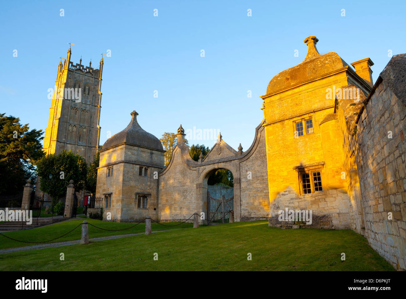 Kirche St. Jakob und Gateway, Chipping Campden, Gloucestershire, Cotswolds, England, Vereinigtes Königreich, Europa Stockfoto