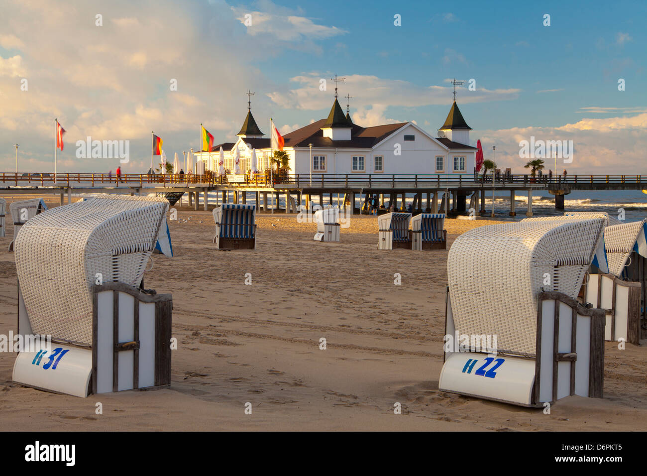 Strandkörbe und dem alten Pier in Ahlbeck auf der Insel Usedom, Ostseeküste, Mecklenburg-Vorpommern, Deutschland, Europa Stockfoto