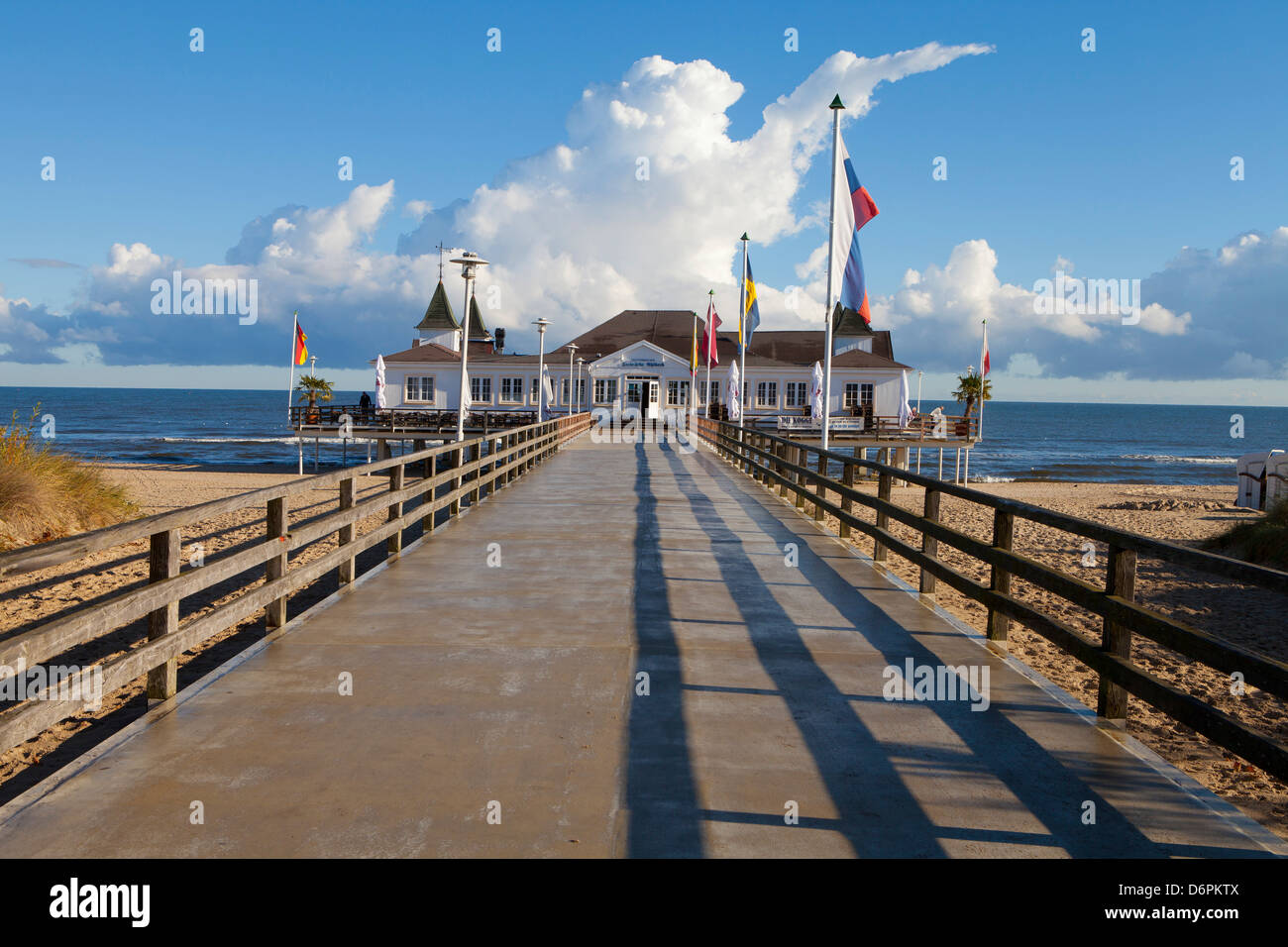 Historischen Pier in Ahlbeck auf der Insel Usedom, Ostseeküste, Mecklenburg-Vorpommern, Deutschland, Europa Stockfoto