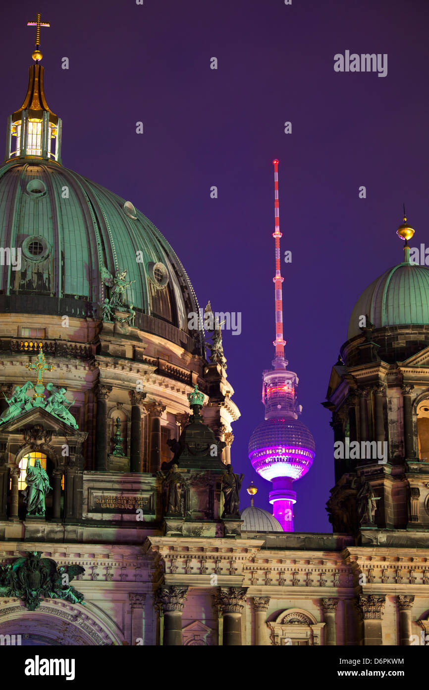 Nahaufnahme von der Berliner Dom (Kathedrale) mit dem Fernsehturm im Hintergrund bei Nacht, Berlin, Deutschland, Europa Stockfoto