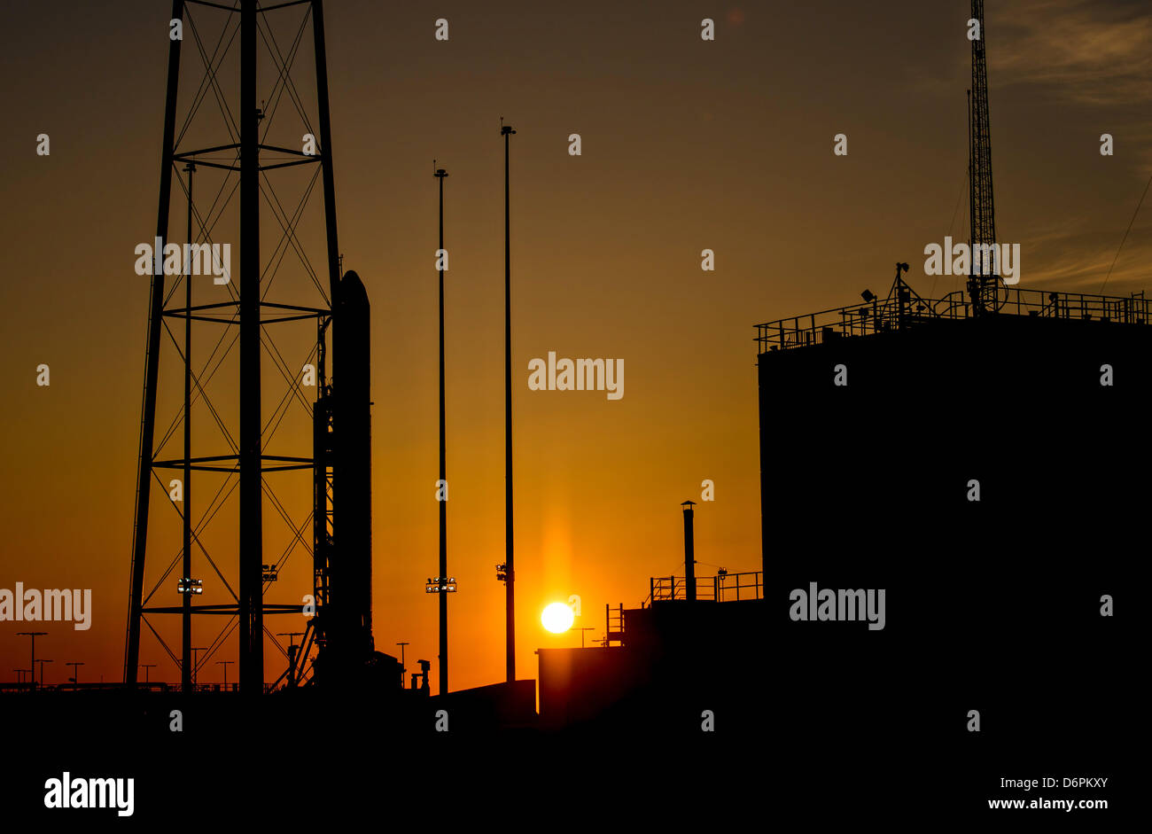 Orbital Sciences Corporation Antares Rakete bereitet abheben bei Sonnenaufgang von der Mid-Atlantic Regional Spaceport Startrampe-0A bei der NASA Wallops Flight Facility 21. April 2013 in Wallops, Virginia.  Orbital Sciences Corporation hofft, der zweite kommerzielle Betreiber für Raketen, die internationale Raumstation ISS zu versorgen werden. Stockfoto
