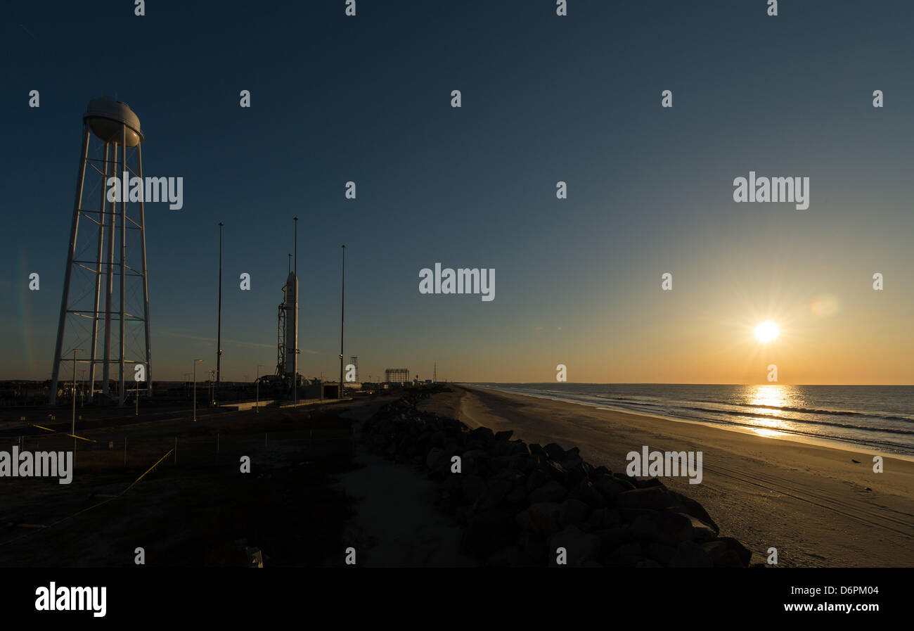 Orbital Sciences Corporation Antares Rakete bereitet abheben bei Sonnenaufgang von der Mid-Atlantic Regional Spaceport Startrampe-0A bei der NASA Wallops Flight Facility 21. April 2013 in Wallops, Virginia. Orbital Sciences Corporation hofft, der zweite kommerzielle Betreiber für Raketen, die internationale Raumstation ISS zu versorgen werden. Stockfoto