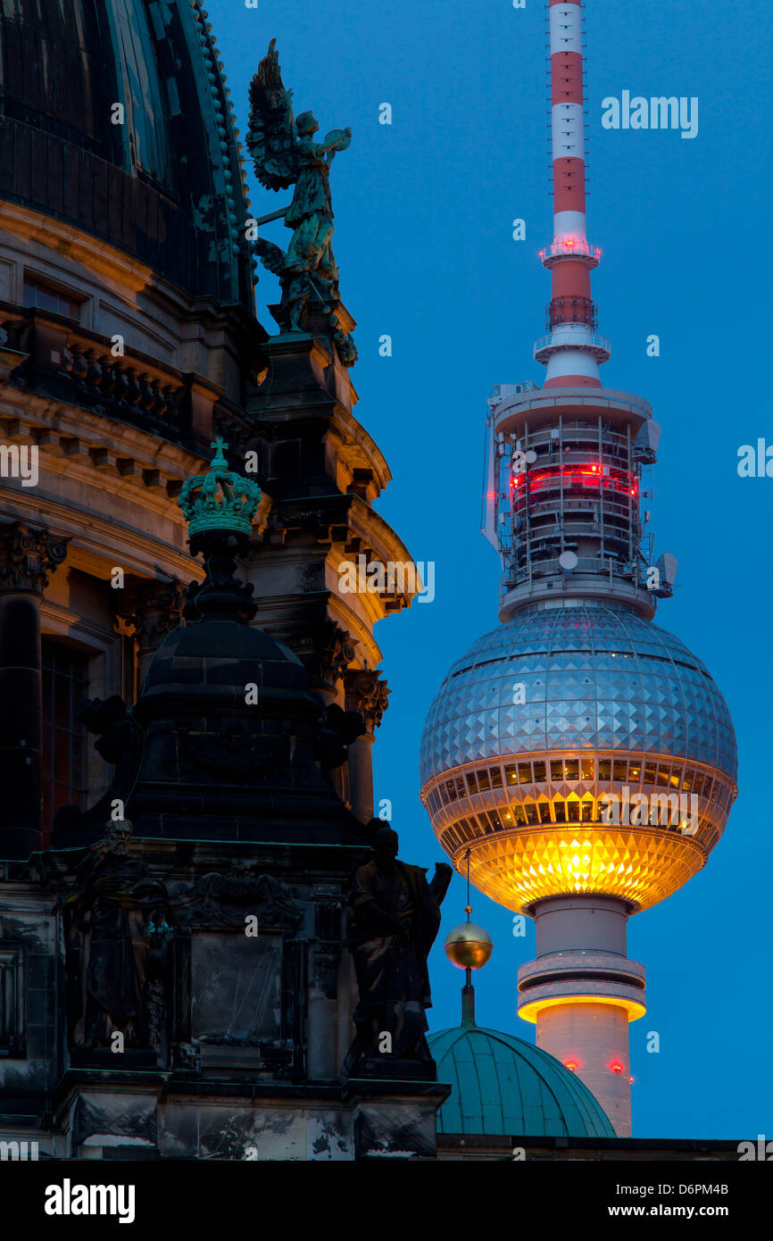 Nahaufnahme von der Berliner Dom (Kathedrale) mit dem Fernsehturm im Hintergrund bei Nacht, Berlin, Deutschland, Europa Stockfoto