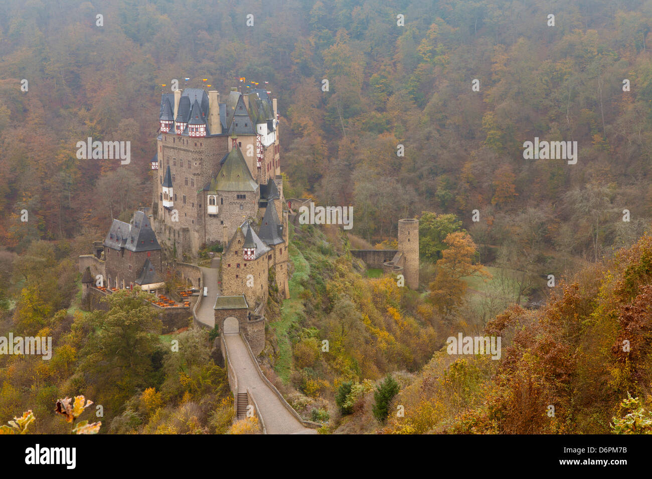 Burg Eltz in Herbst, Rheinland-Pfalz, Deutschland, Europa Stockfoto