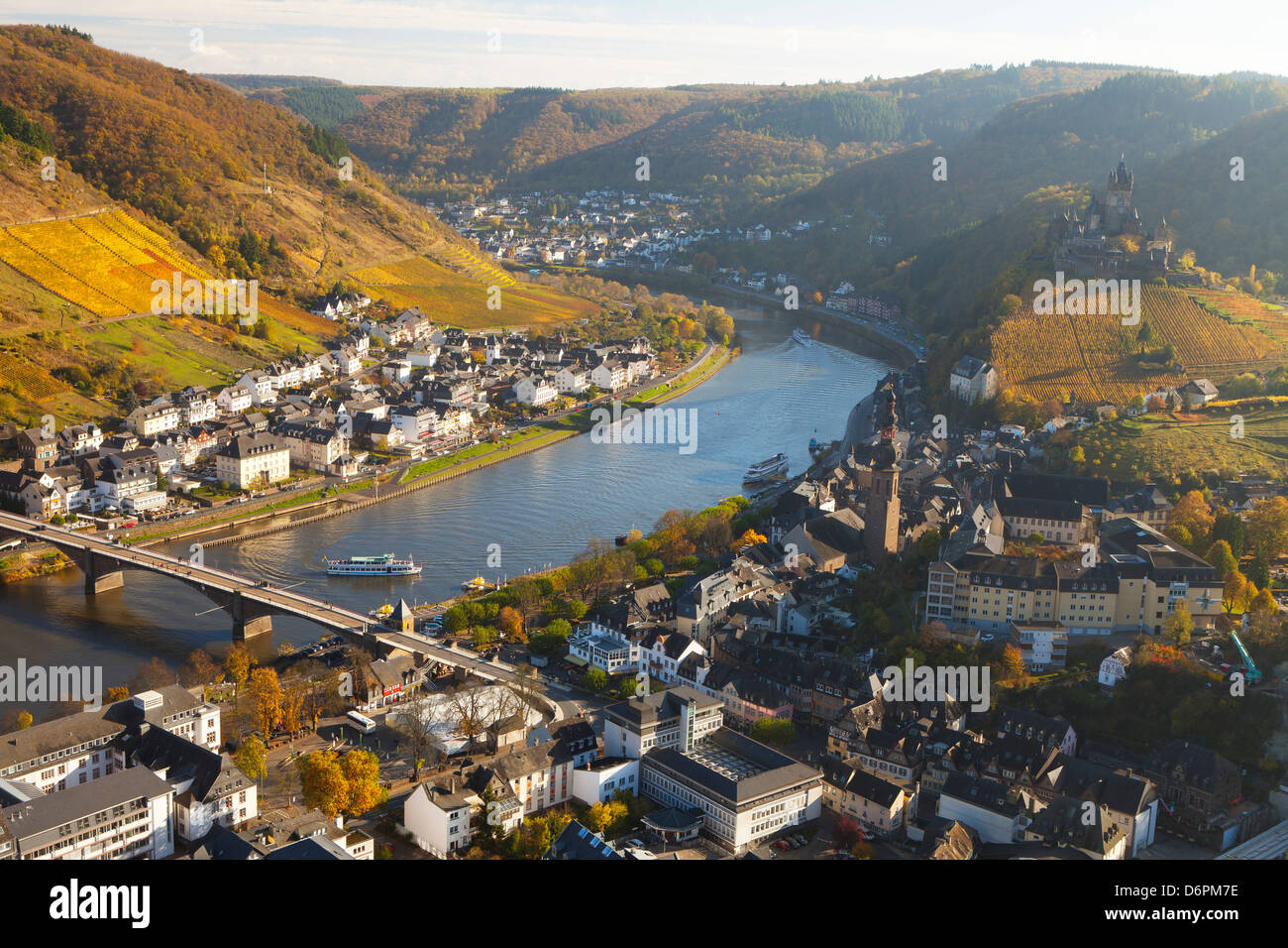 Blick über Cochem und die Mosel im Herbst, Cochem, Rheinland-Pfalz (Rheinland-Pfalz), Deutschland, Europa Stockfoto