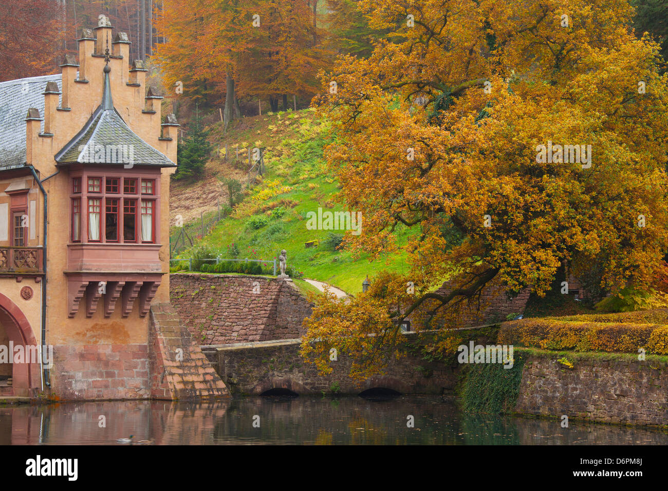 Schloss (Burg) Mespelbrunn im Herbst, in der Nähe von Frankfurt am Main, Deutschland, Europa Stockfoto