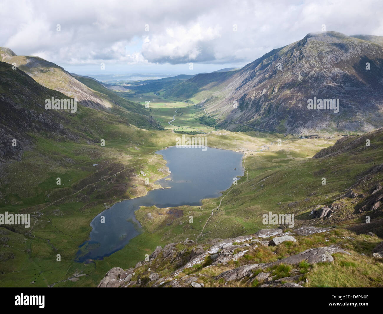 Blick über Cwm Idwal & Llyn Idwal, Stift yr Ole Wen und die Nant Ffrancon von Glyder Fawr in Snowdonia Y Glyderau Bergen Stockfoto