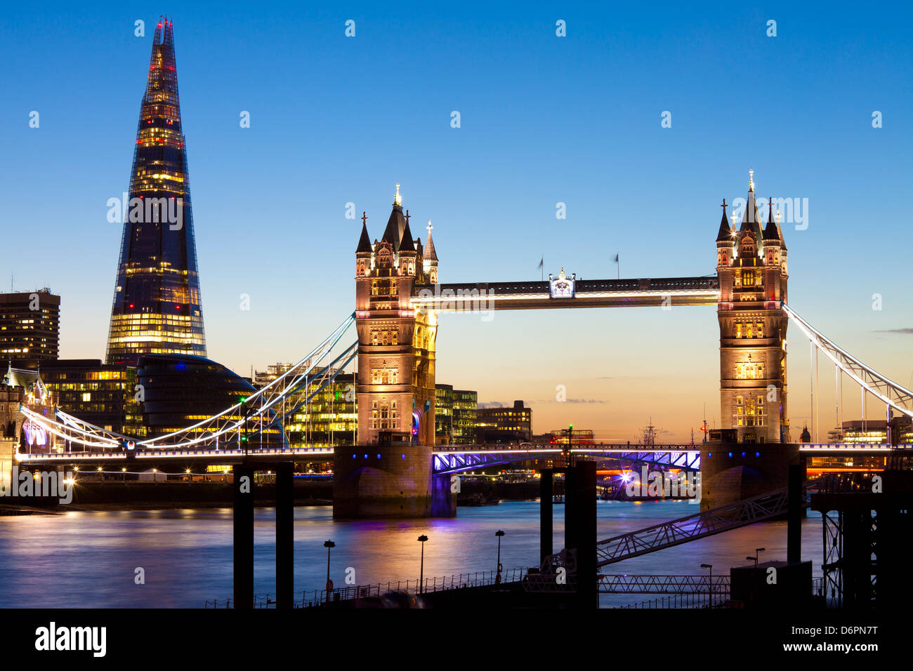 Die Scherbe und Tower Bridge bei Nacht, London, England, Vereinigtes Königreich, Europa Stockfoto