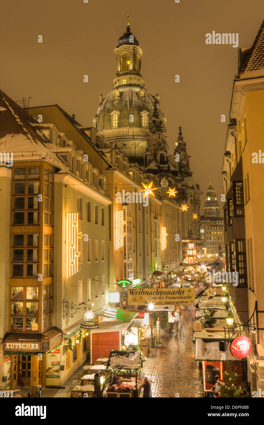 Manzgasse Weihnachtsmarkt mit der Frauenkirche im Hintergrund, Dresden, Sachsen, Deutschland, Europa Stockfoto