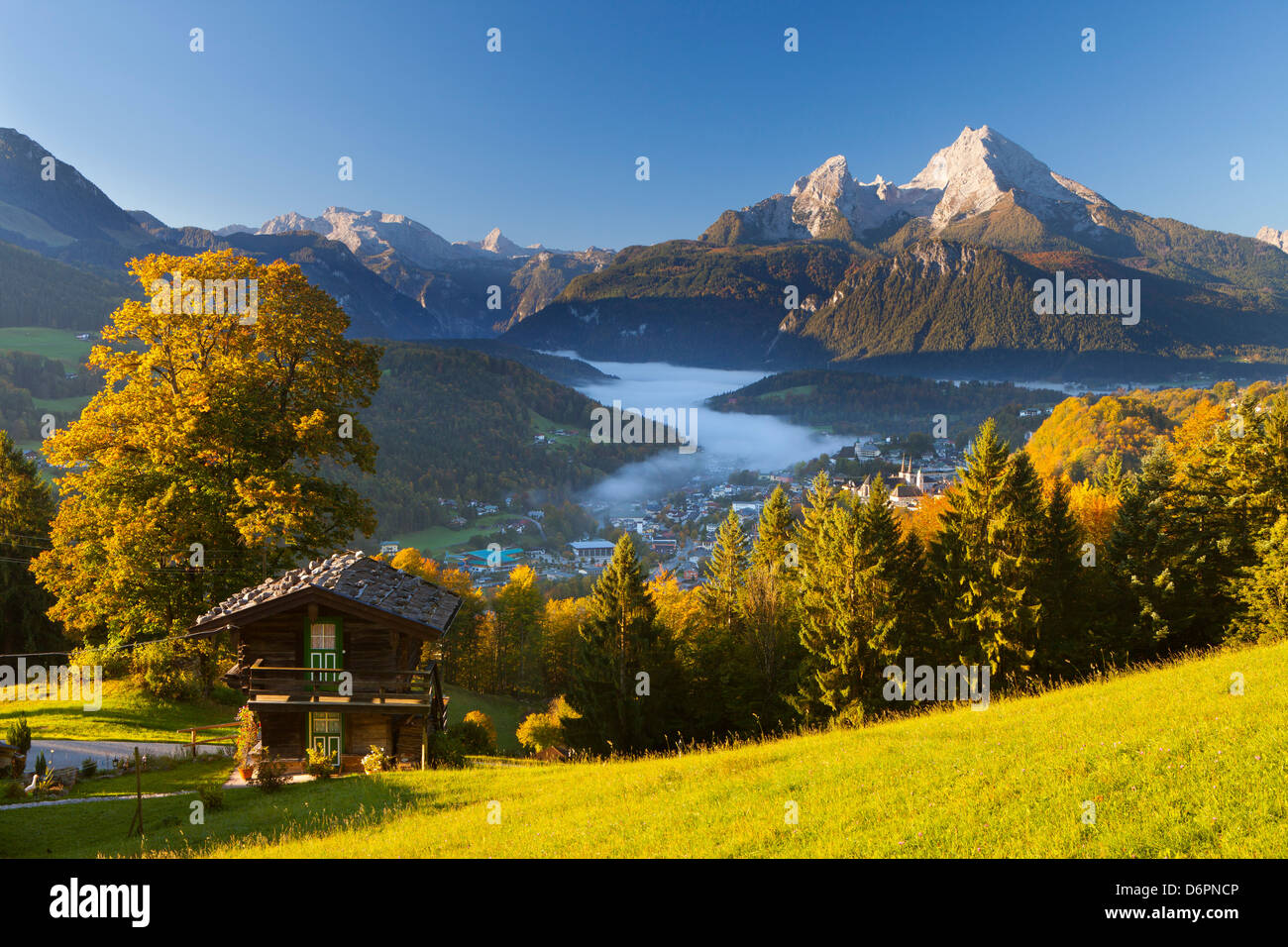 Überblick über Berchtesgaden im Herbst mit dem Watzmann-Berg im Hintergrund, Berchtesgaden, Bayern, Deutschland, Europa Stockfoto