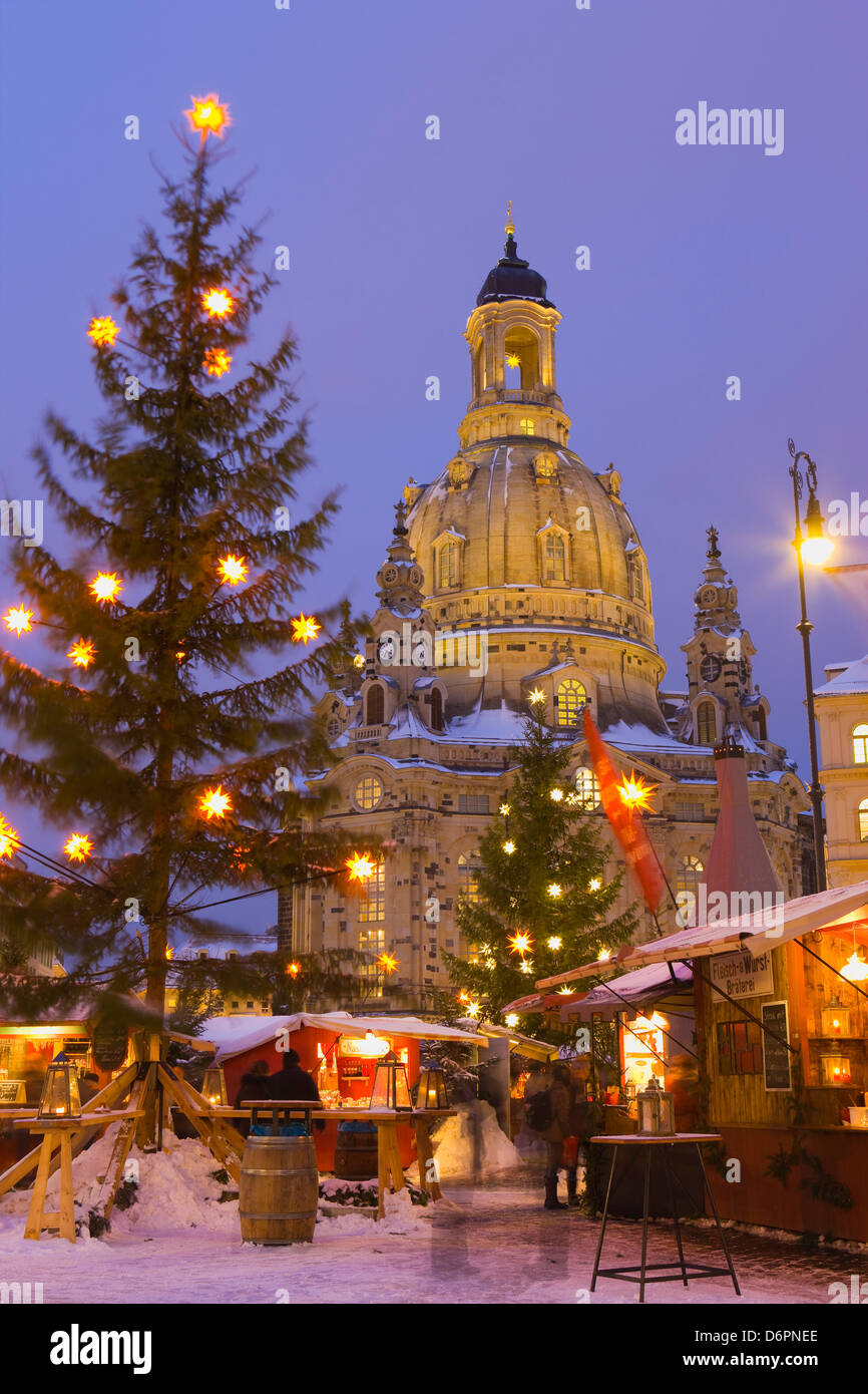 Weihnachtsmarkt in Neumarkt mit der Frauenkirche (Kirche) in den Hintergrund, Dresden, Sachsen, Deutschland, Europa Stockfoto
