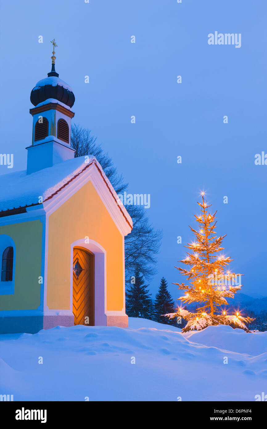 Kapelle mit Weihnachtsbaum im Winter in der Nähe von Krun, Garmisch-Partenkirchen, Bayern, Deutschland, Europa Stockfoto