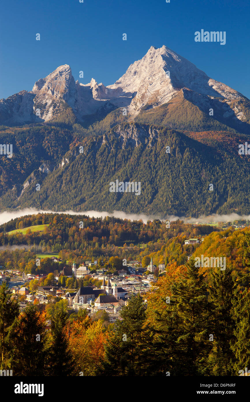Überblick über Berchtesgaden im Herbst mit dem Watzmann-Berg im Hintergrund, Berchtesgaden, Bayern, Deutschland, Europa Stockfoto
