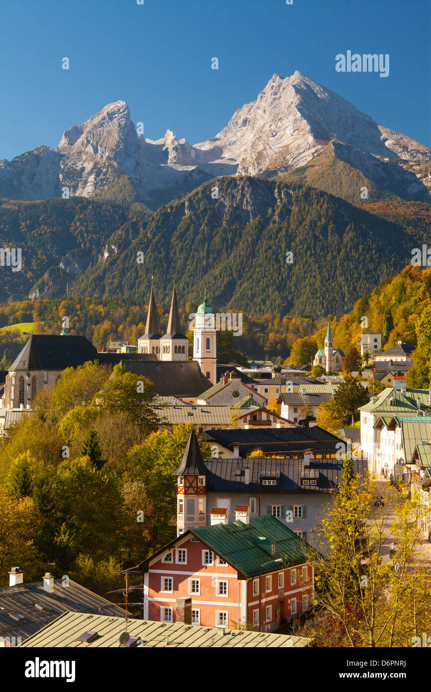 Blick auf Berchtesgaden im Herbst mit dem Watzmann-Berg im Hintergrund, Berchtesgaden, Bayern, Deutschland, Europa Stockfoto