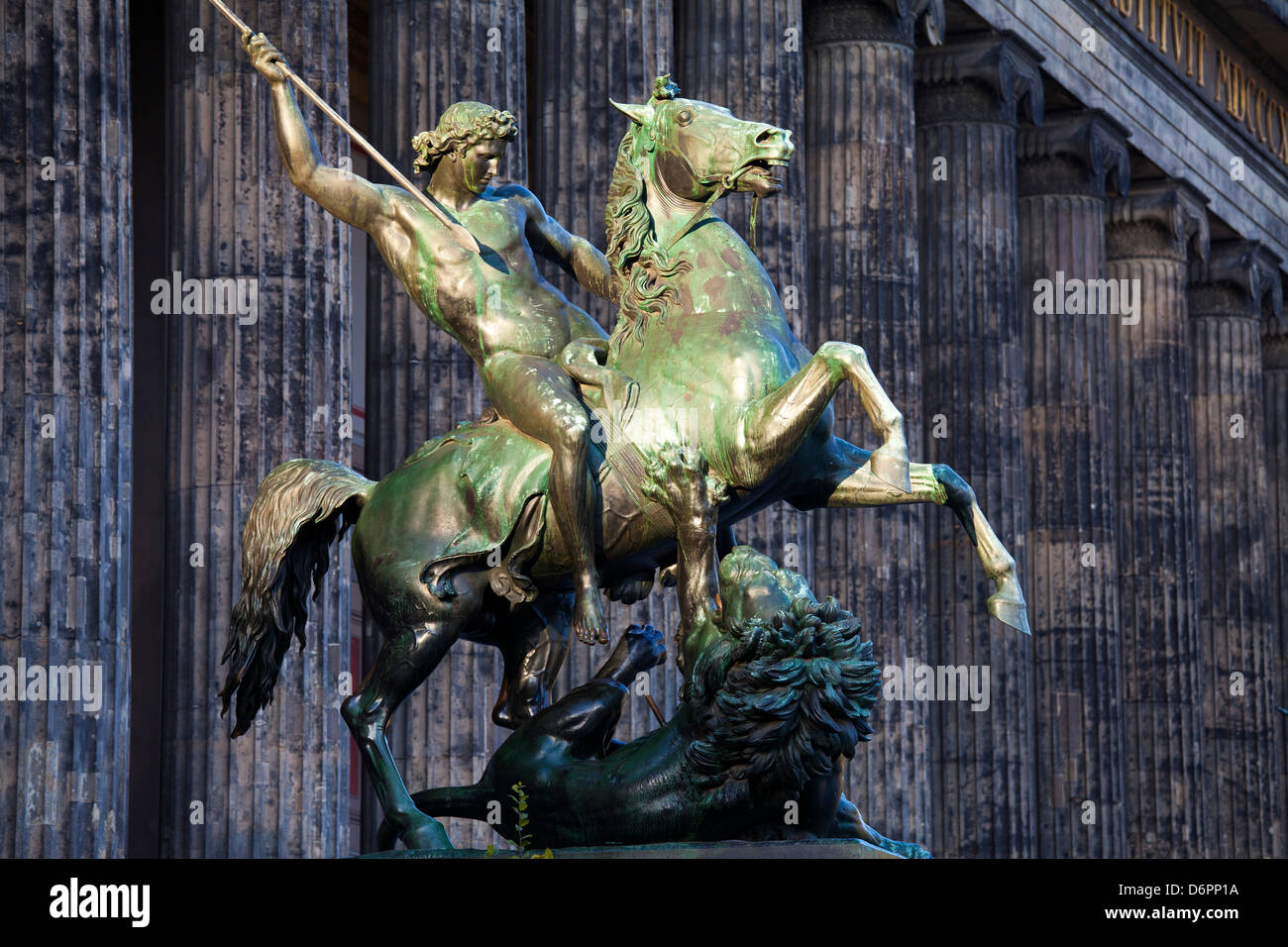 Statue eines Reiters auf einem Pferd vor dem alten Museum, Berlin, Deutschland, Europa Stockfoto