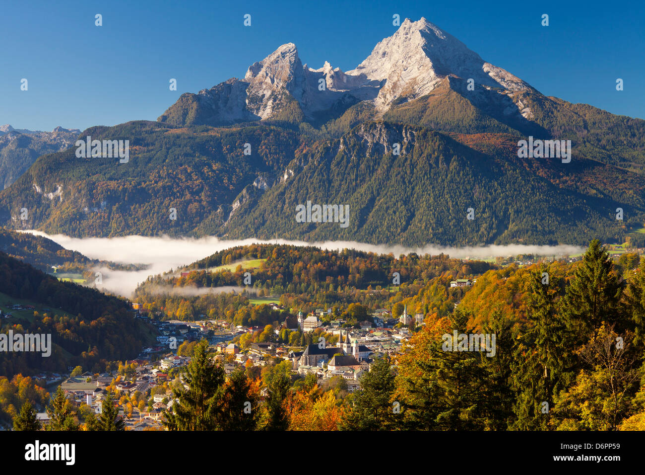Blick auf Berchtesgaden im Herbst mit dem Watzmann-Berg im Hintergrund, Berchtesgaden, Bayern, Deutschland, Europa Stockfoto