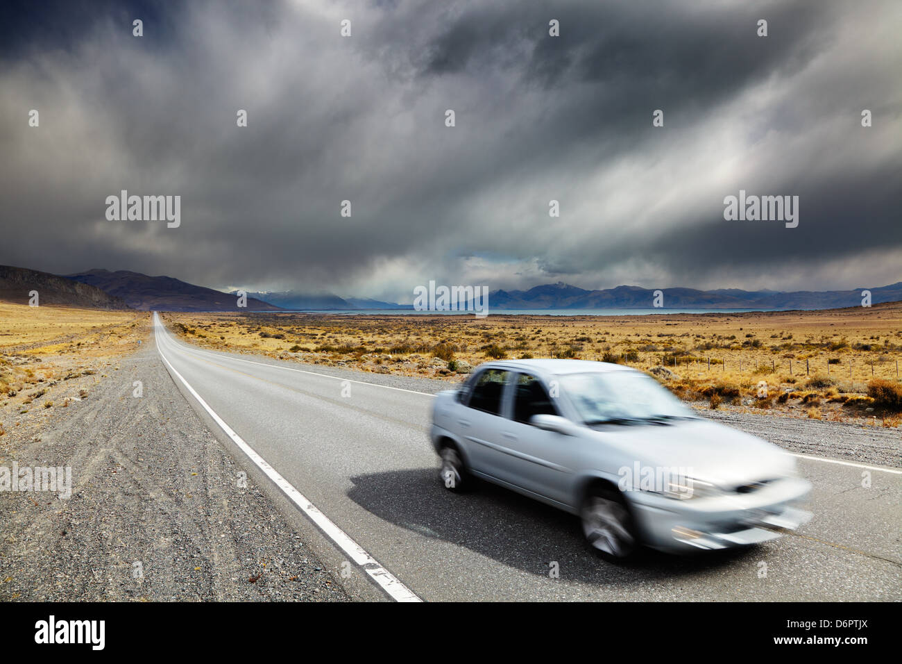 Patagonischen Landschaft mit Straßen- und Argentino-See, Argentinien Stockfoto