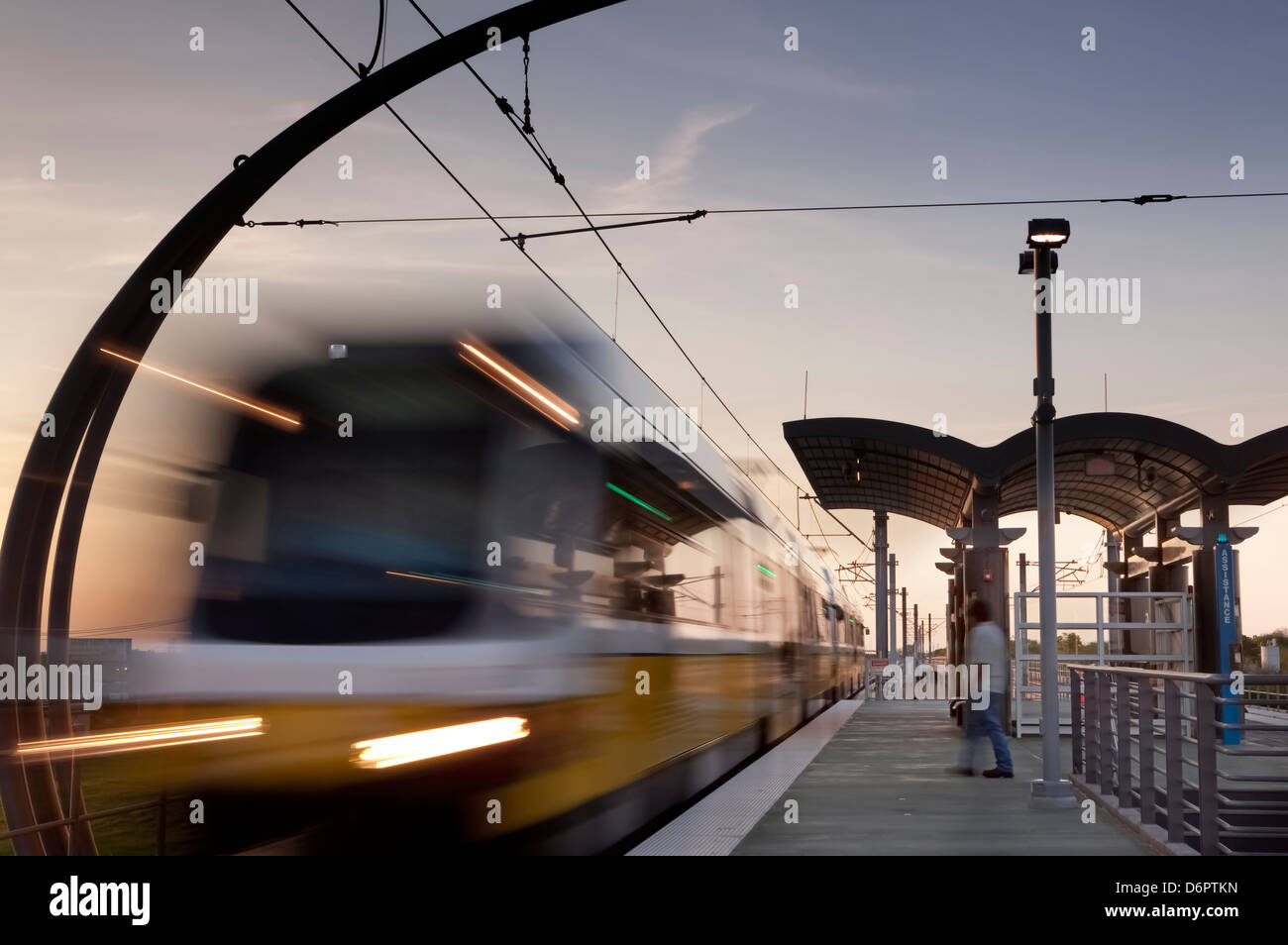 U-Bahn-Zug auf einem Bahnhof, Dallas, Texas, USA Stockfoto