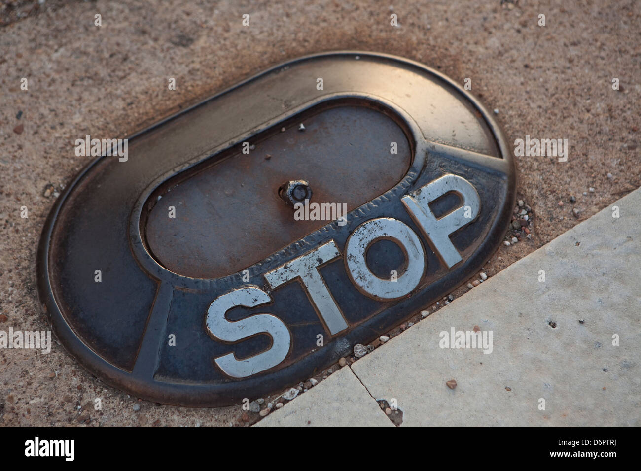 Alten Asphalt Stop Schild am Straßenrand, Calvert, Robertson County, Texas, USA Stockfoto