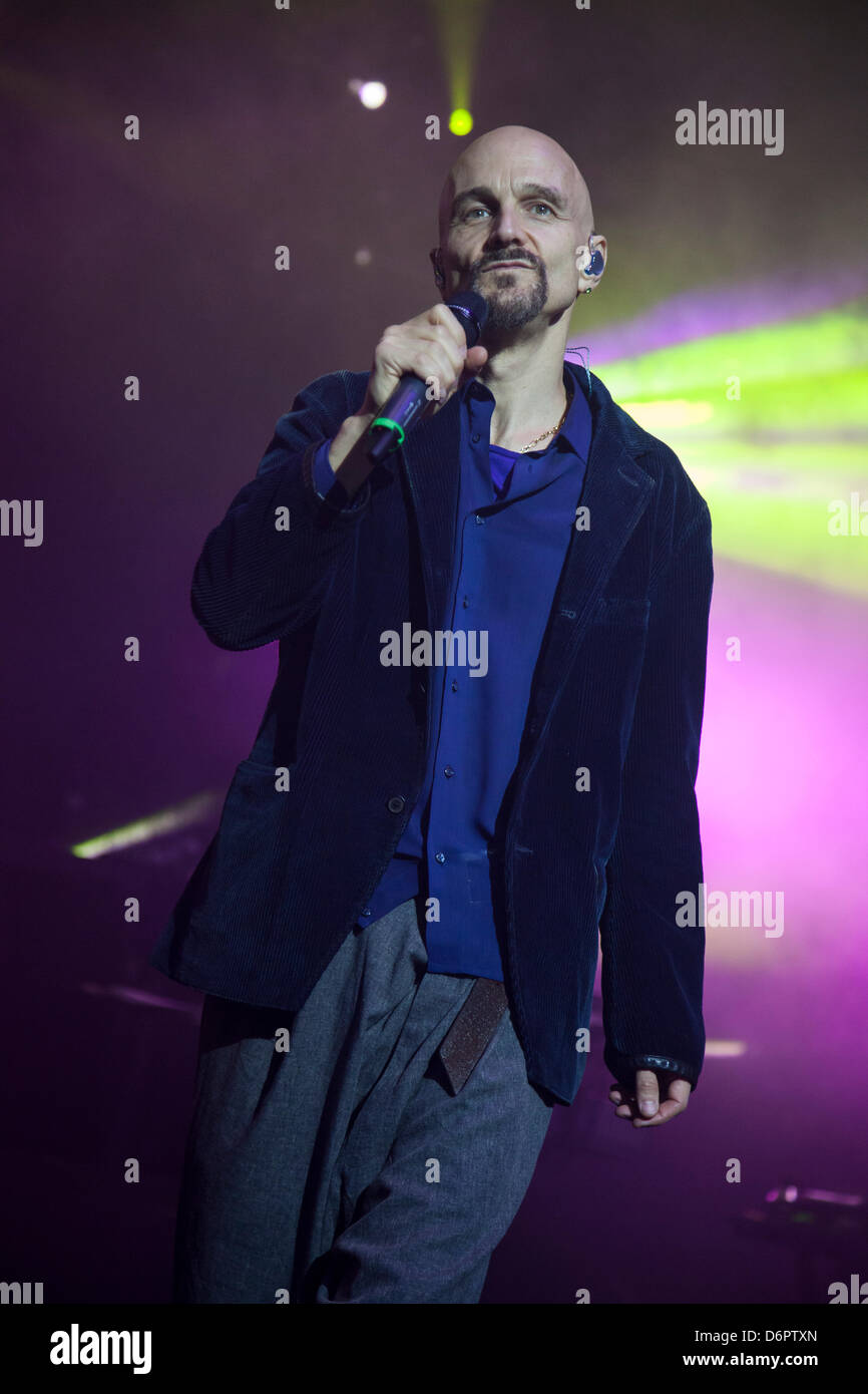 London, UK. 20. April 2013. Frontmann Tim Booth führt mit legendären britischen Rocker James an O2 Brixton Academy in London. Stockfoto