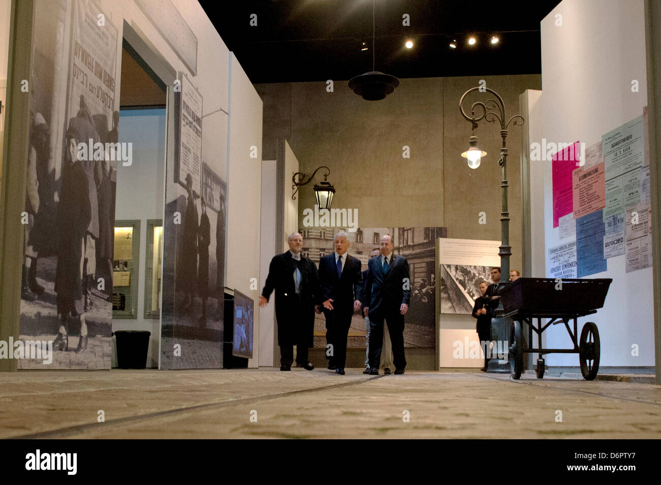 US-Verteidigungsminister Chuck Hagel sieht eine Ausstellung mit israelischen Minister für Verteidigung Moshe Ya'alon und Arzt Robert Ozzett, Direktor der Bibliotheken, bei einem Besuch der Holocaust-Gedenkstätte Yad Vashem 21. April 2013 in Jerusalem, Israel. Hagel ist in Israel auf einer sechstägigen Reise in den Nahen Osten. Stockfoto