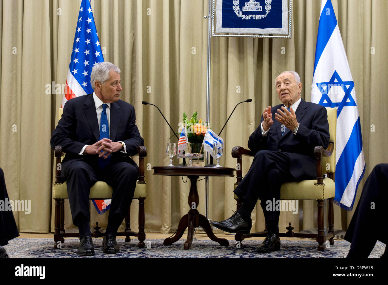 US-Verteidigungsminister Chuck Hagel mit dem israelischen Präsidenten Shimon Peres 22. April 2013 in Jerusalem, Israel trifft. Hagel ist in Israel auf einer sechstägigen Reise in den Nahen Osten. Stockfoto