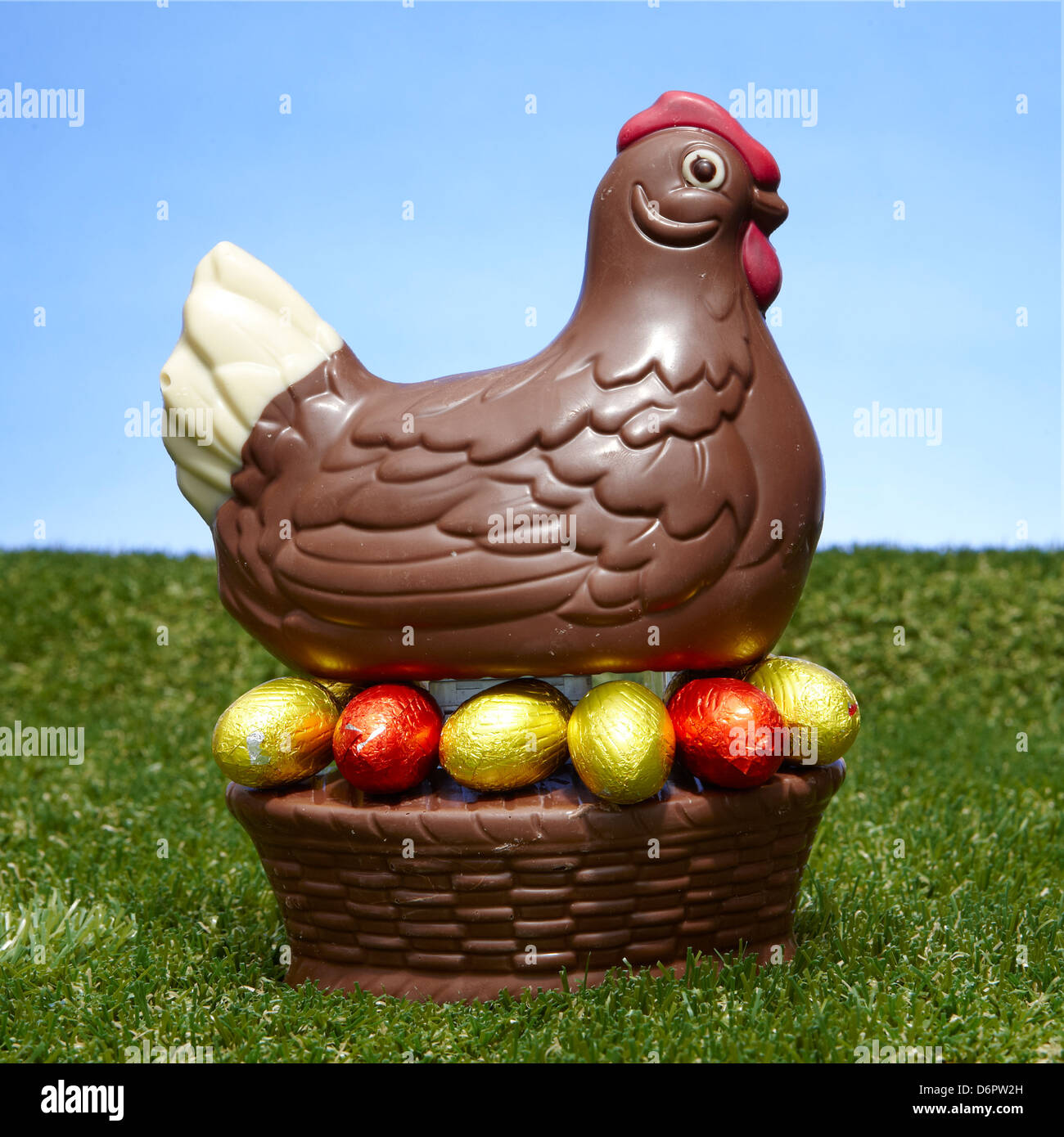Schokolade Ostern Huhn mit Ei und nest Stockfoto