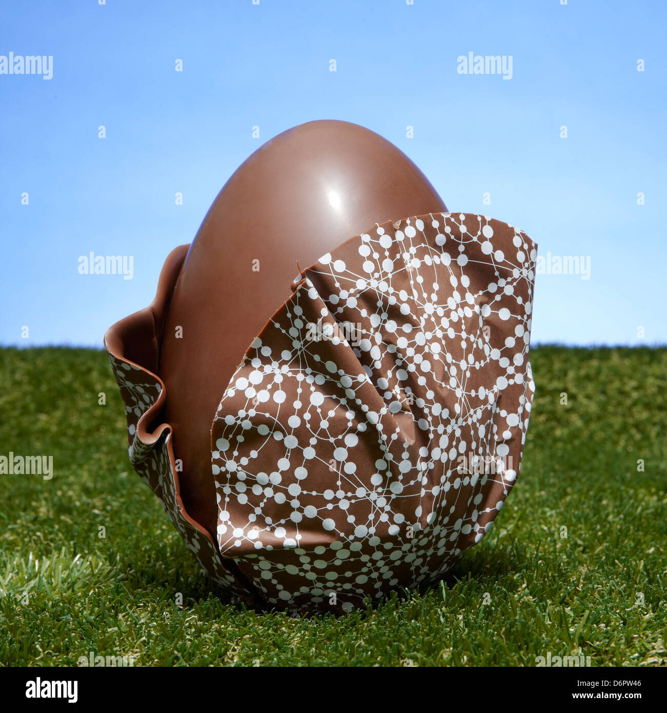 Schokolade gehüllt Osterei Stockfoto