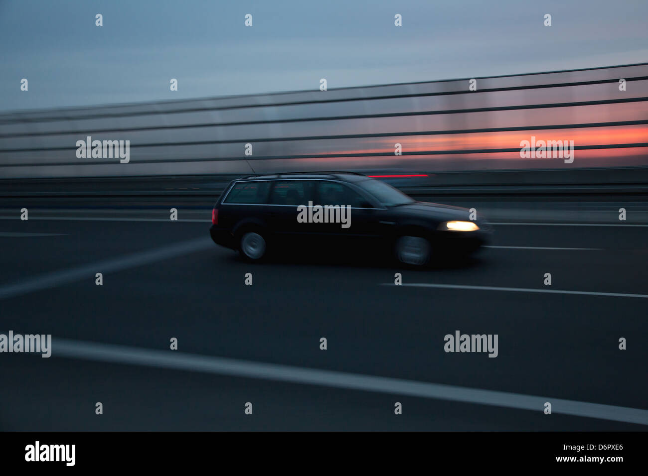 Wroclaw, Polen, Innerstaedtischer neues Auto auf der Autobahn Stockfoto