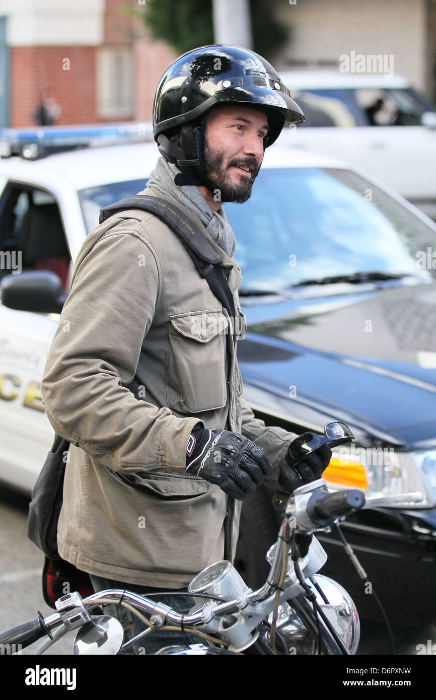 Keanu Reeves Rückkehr in die Szene zu beurteilen, die Schaden A Woman Parken auf Roxbury Drive unterstützt ihr Mercedes GLK SUV in Stockfoto