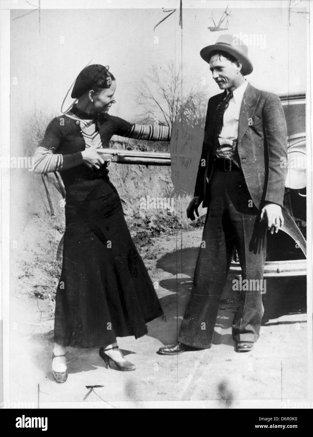 Bonnie Parker und Clyde Barrow, die berüchtigten Kriminellen der Großen Depression, sind 1933 abgebildet. Das Duo wurde berüchtigt für Banküberfälle und gewalttätige Begegnungen mit den Strafverfolgungsbehörden, was die öffentliche Fantasie während ihres Verbrechens anregte. Stockfoto