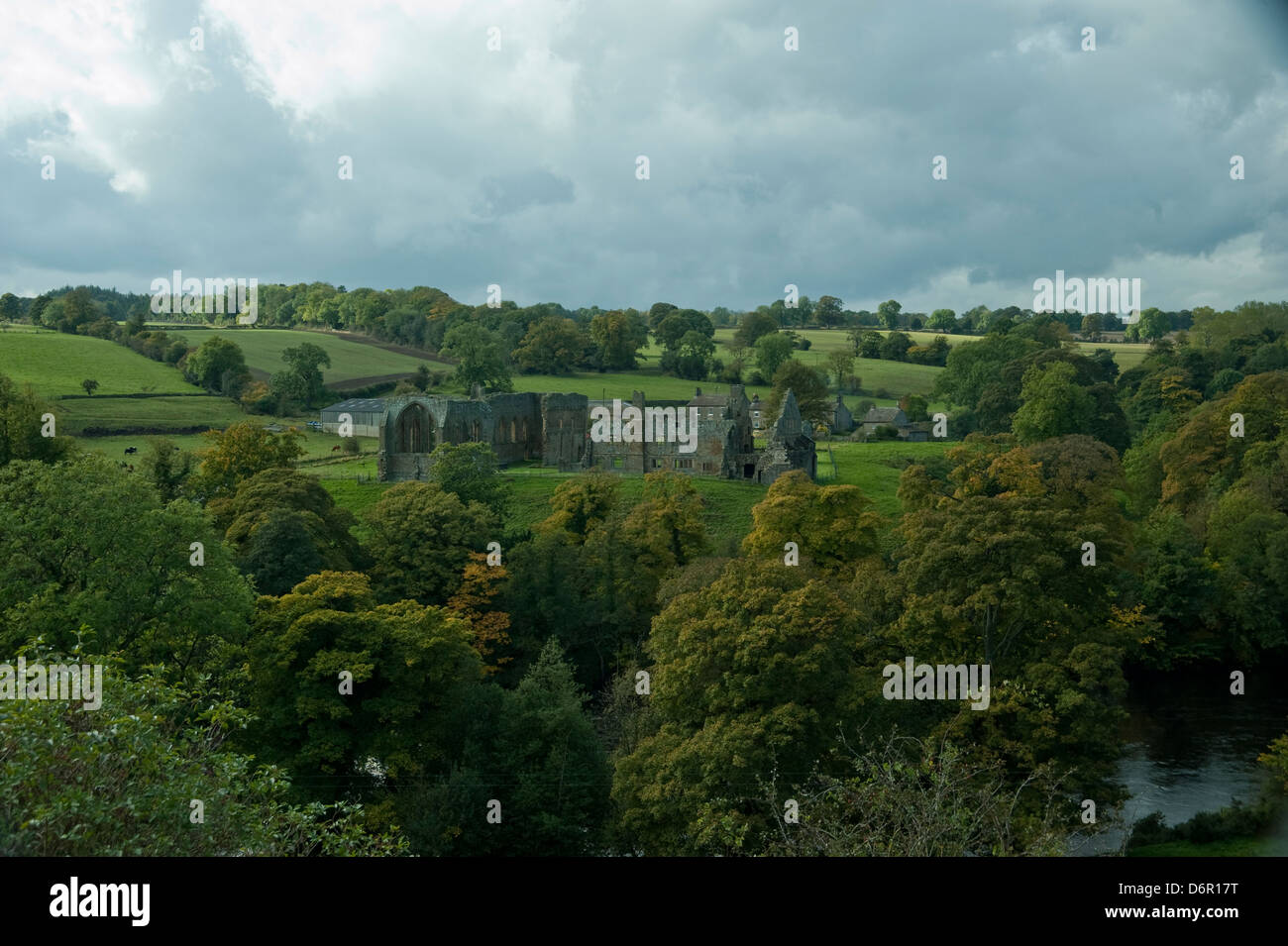 Schloss im Wald mit Fluss und dramatischer Himmel Stockfoto