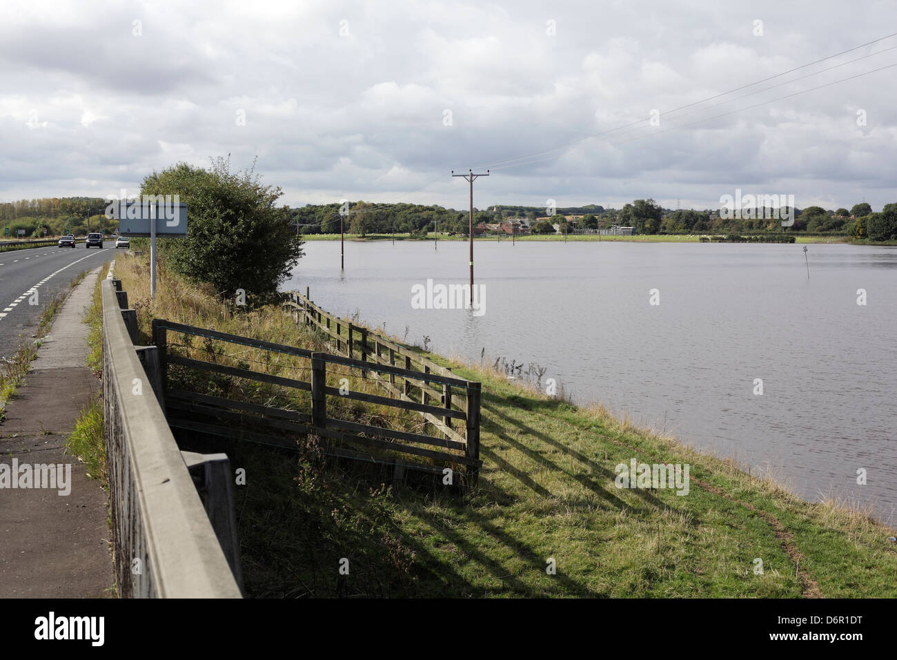 Überfluteten Feldern neben der A64 in der Nähe von York, September 2012 Stockfoto