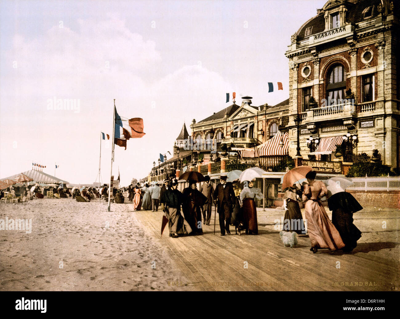 Dieses Bild zeigt eine malerische Szene der Promenade und des großen Salons in Trouville, Normandie, Frankreich um 1895, und zeigt die Strandarchitektur und elegante Umgebung der Küstenstadt. Stockfoto