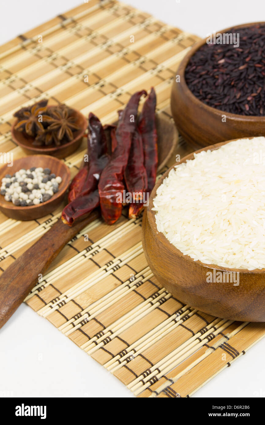 Jasmin-Reis und groben Reis in Schüssel mit Kraut Stockfoto