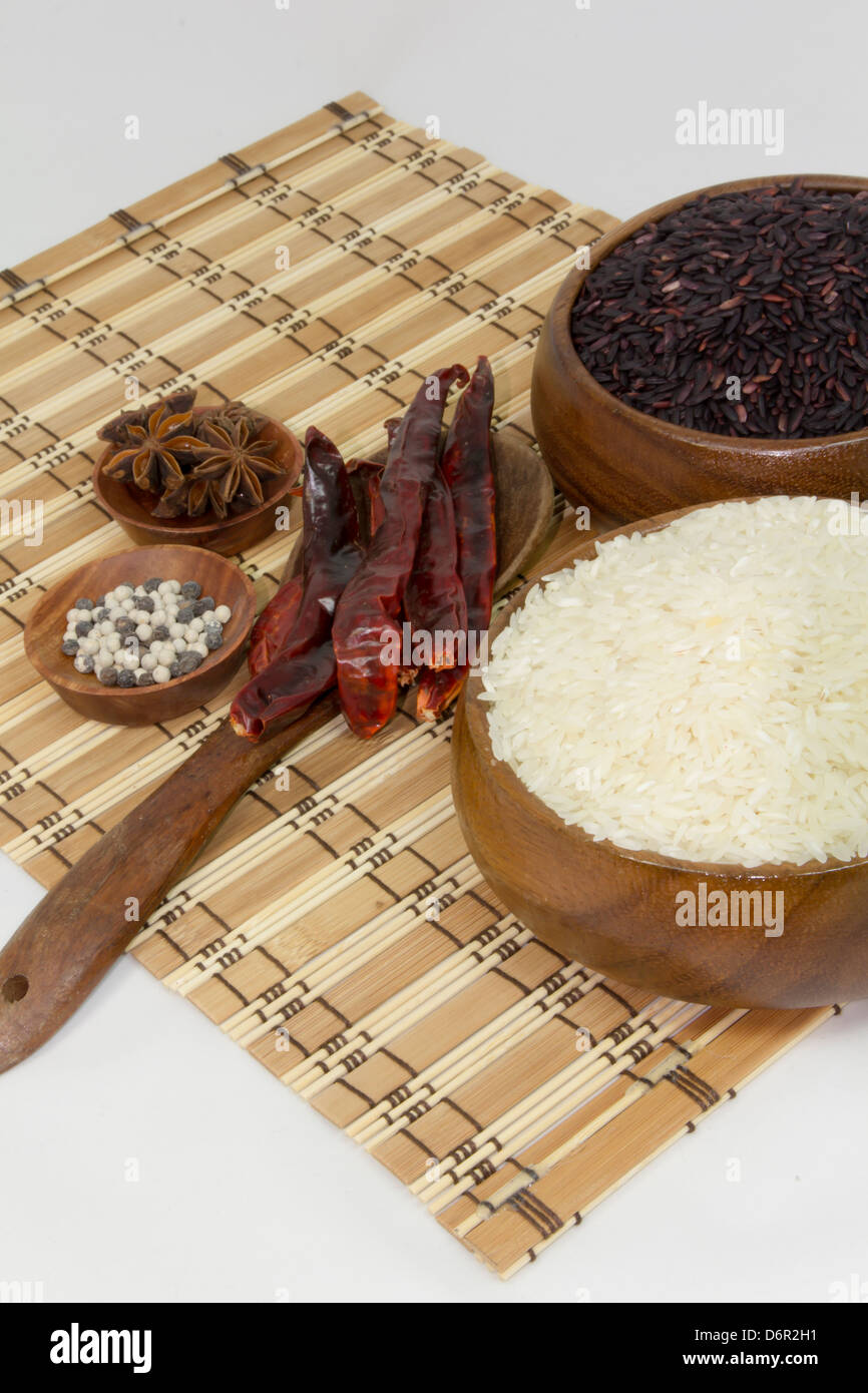 Jasmin-Reis und groben Reis in Schüssel mit Kraut Stockfoto