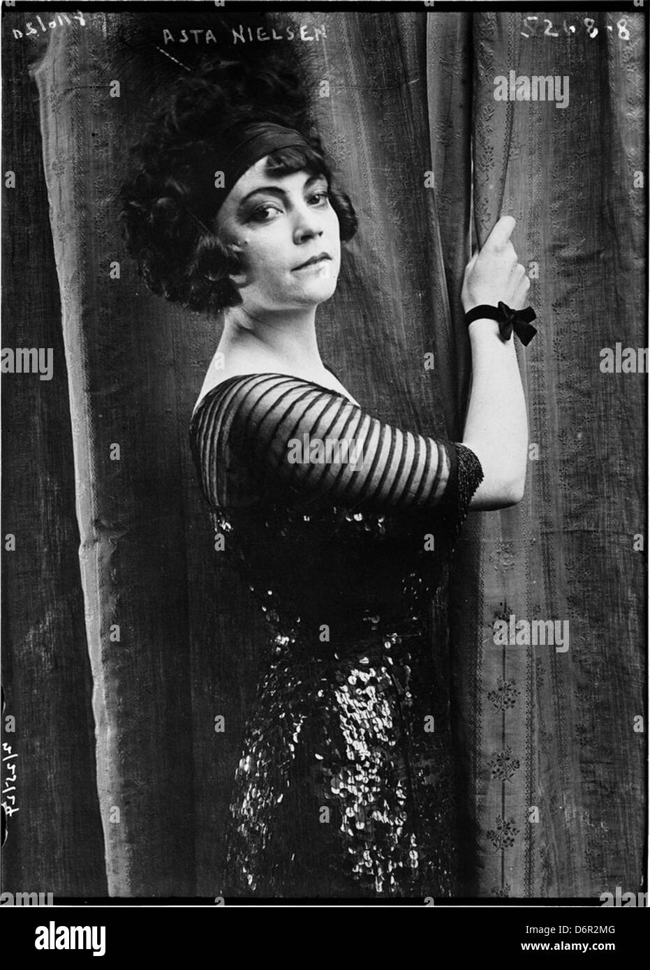 Dieses Schwarzweiß-Porträt aus der Zeit um 1914 zeigt Asta Nielsen, eine prominente Schauspielerin der Stummfilmzeit, aufgenommen von Bain News Service. Das Bild ist Teil der Library of Congress Sammlung. Stockfoto