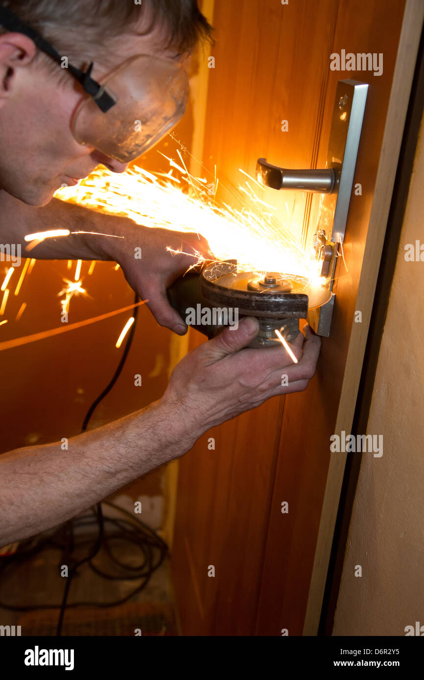 Posen, Polen, öffnet von Schluesseldienst Mann ein Wohnungstuer Stockfoto